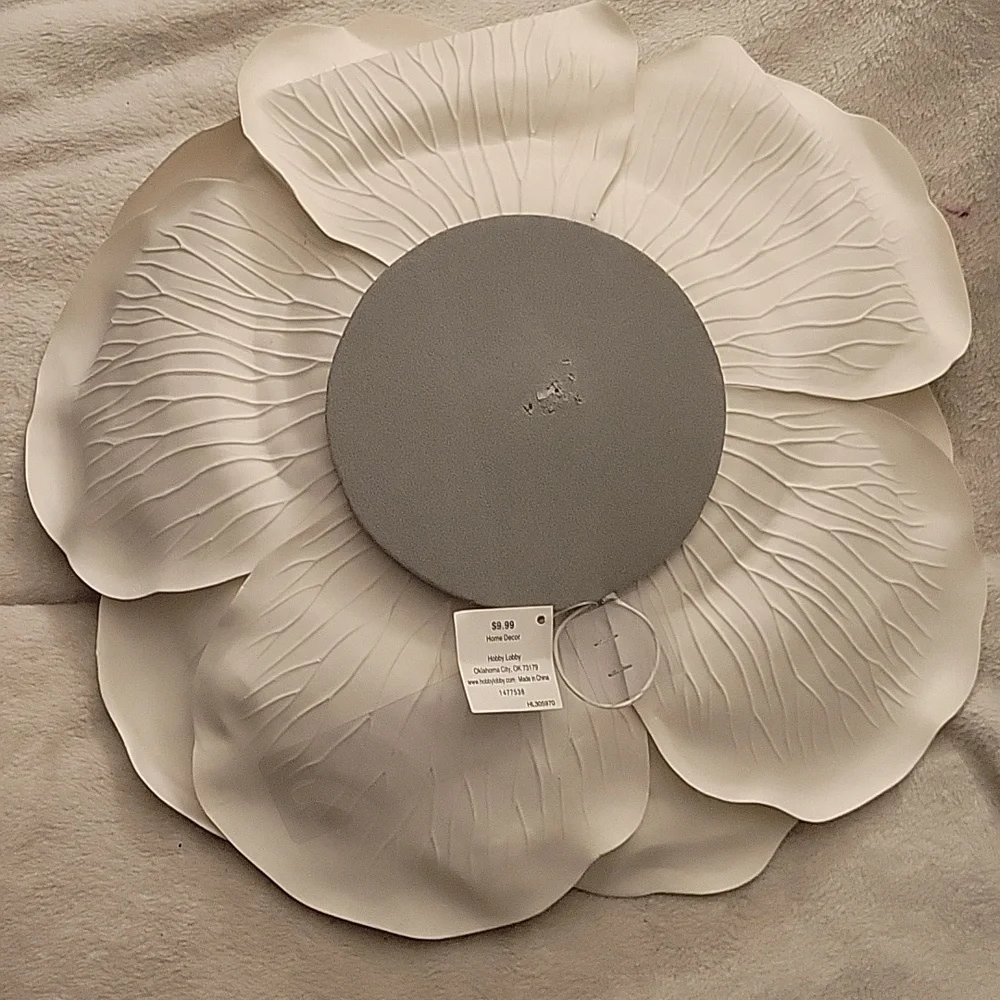 3 Fabric Hanging Flowers. 2 Are The Same Size - Picture 3 of 11
